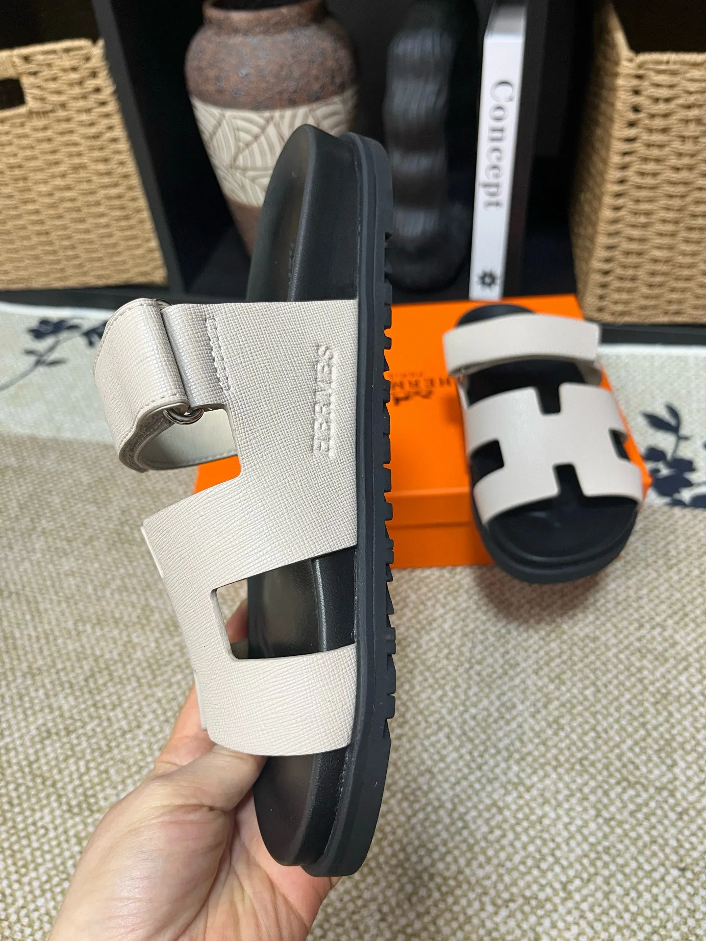 Factory price: 340💰Long-term availability Hermes men's Kazimir slippers for couples - top quality, Hermès woven calfskin functional sandals. The interwoven upper inspired by the "H" iconic pattern creates a casual look, which can be said to be a good companion for summer. Imported cowhide + cowhide lining + TU men's shoes💰Outsole Size: 35-46
